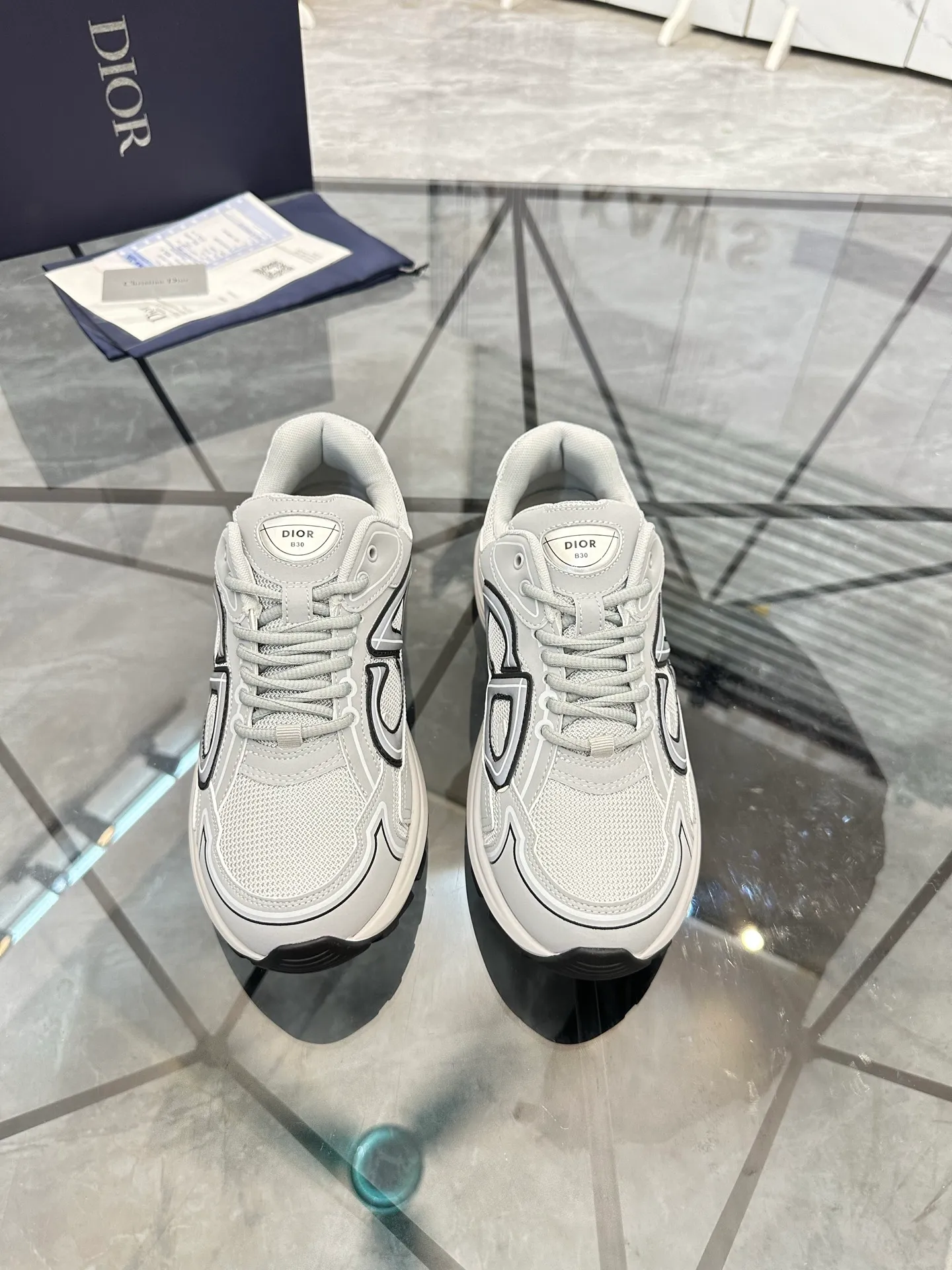 Men's shoes: 💰P400¥ Available in Guangzhou Product trademark: Dior* "Dior*" low-top casual shoes Regular size: 35-46 (can be customized to 47) Couple style Product materials: Upper imported cowhide stitched with original fabric, breathable lining, ultra-light foam original outsole. No.: 007